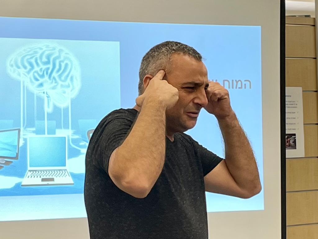 עמית ממחיש את השיח הפנימי במהלך הרצאה