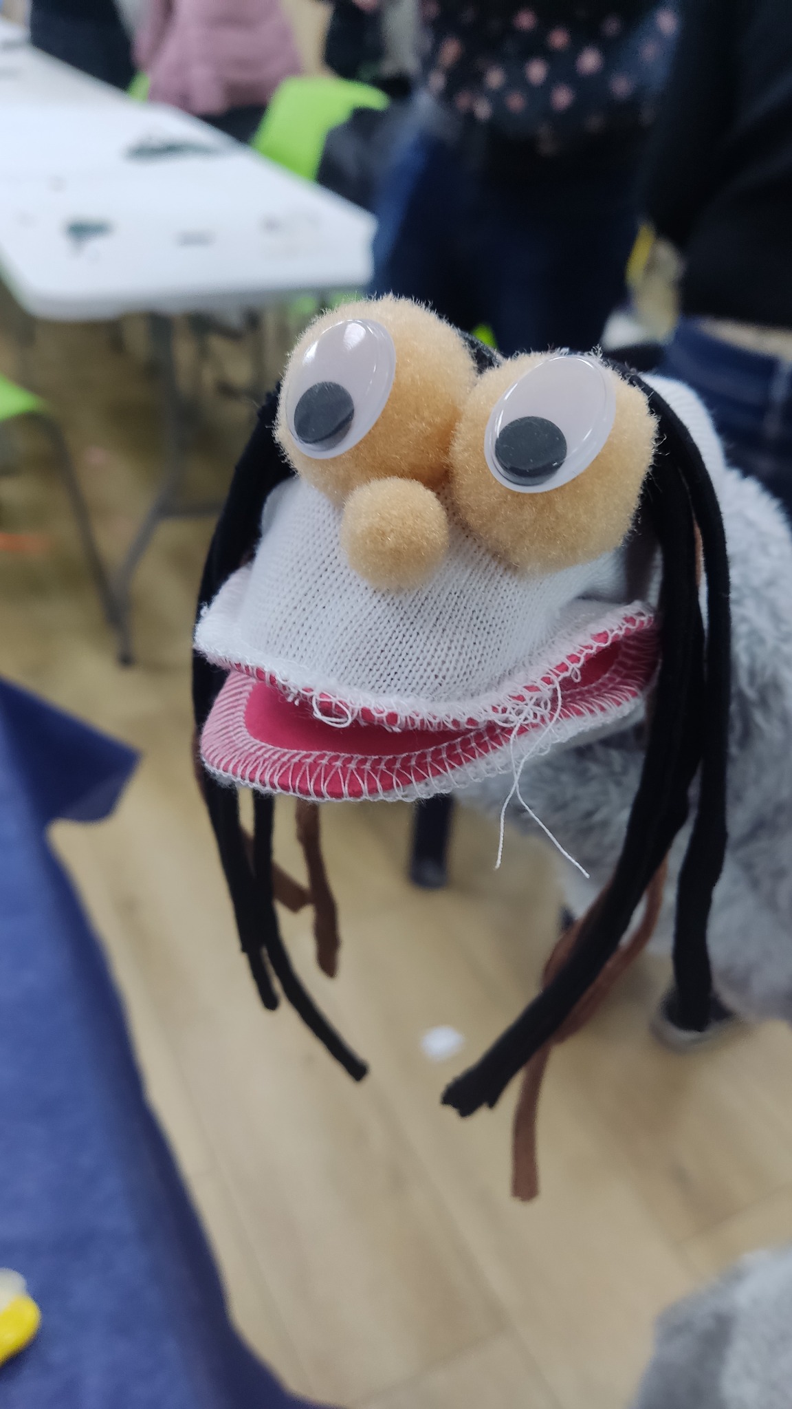 בובת גרב עם עיניים גדולות ושיער צבעוני